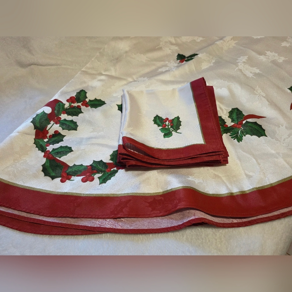 Holiday Round Table Cloth And Napkin Set - Picture 2 of 6